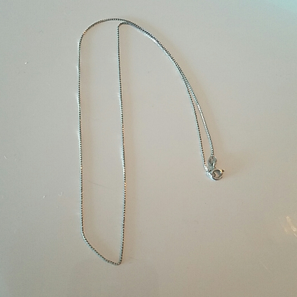 EUC 18" Italian sterling box chain